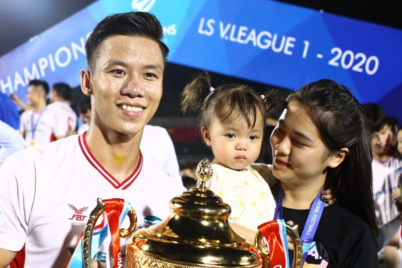 Cầu thủ CLB Viettel chia vui cùng vợ và bạn gái trong ngày vô địch