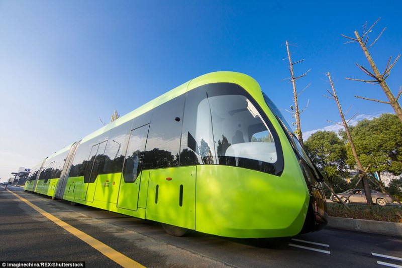 Clip: Cận cảnh đoàn tàu chạy không đường ray ở Trung Quốc