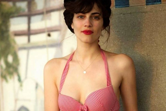 Cô giáo Pháp nổi tiếng vì ăn mặc đẹp