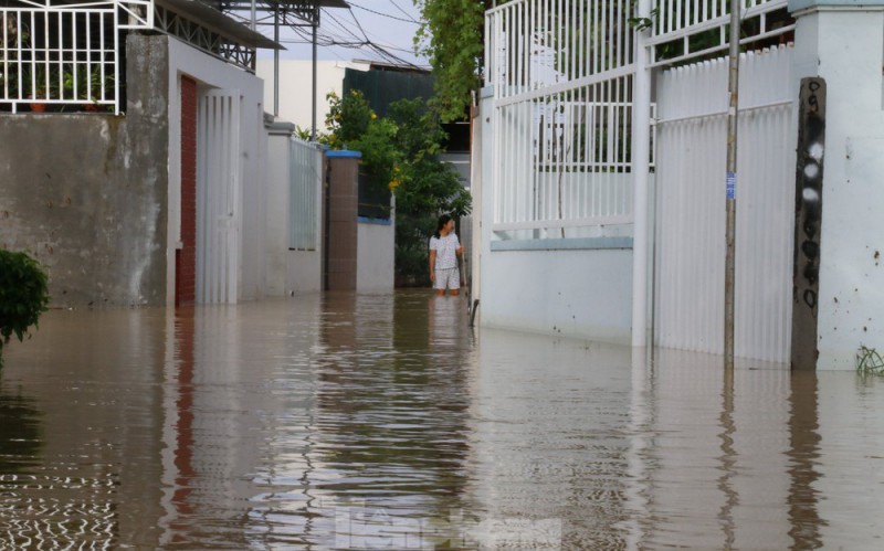 Bão tan nhưng dân phố biển Nha Trang vẫn bì bõm nơi nước ngập