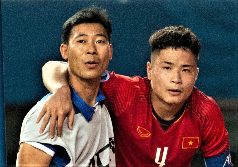 Trung vệ Đặng Văn Tới rách cơ vai