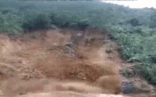CLIP: Đang tìm người mất tích, lực lượng cứu hộ ở Quảng Nam suýt bị sạt lở núi vùi lấp