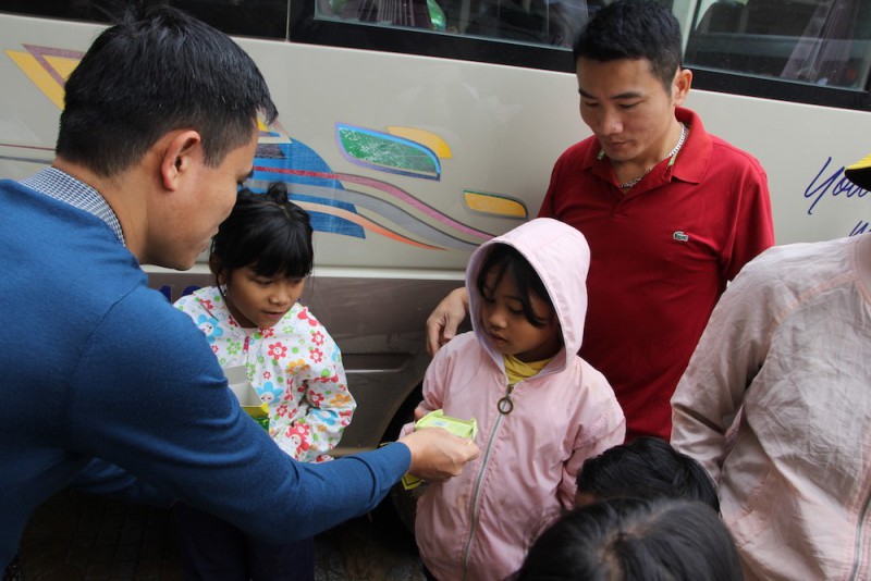 Mang nụ cười trở lại với địa phương bị cô lập hơn 1 tuần ở Quảng Trị