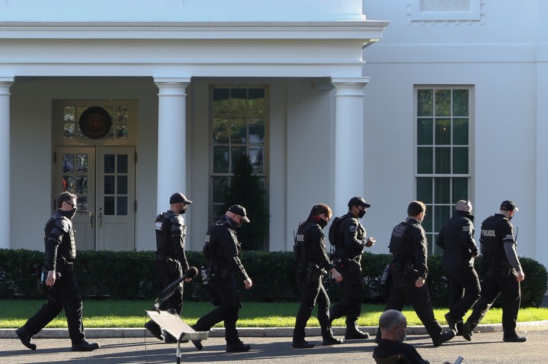 Hơn 130 mật vụ phải cách ly Covid-19 sau khi hộ tống ông Trump