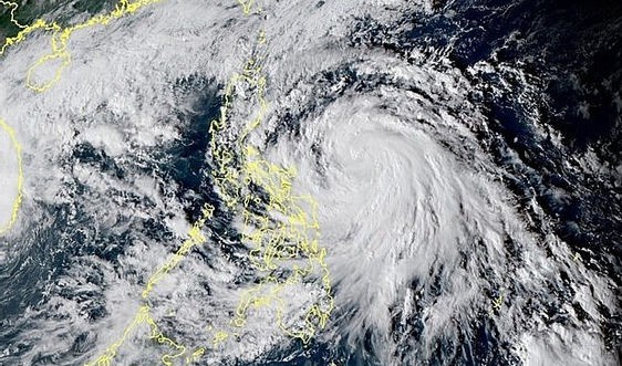 Bão số 13 giật cấp 17 đang áp sát các tỉnh miền Trung