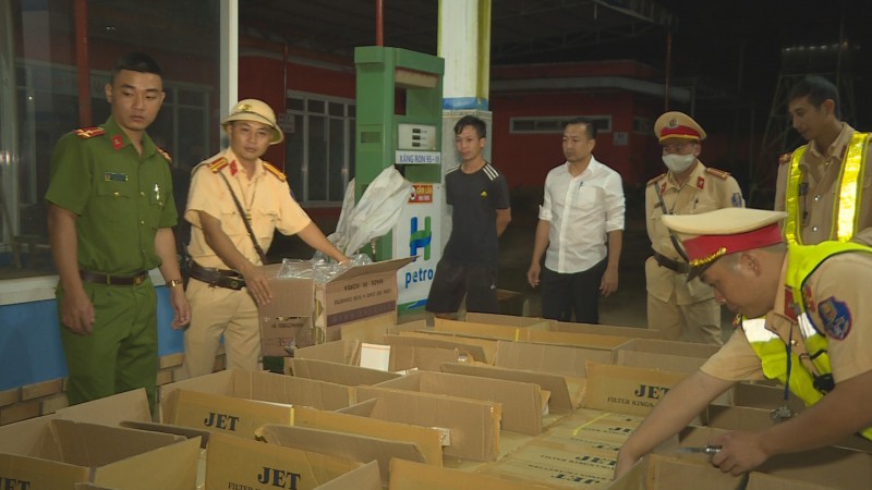 Bắt quả tang đối tượng vận chuyển 22.000 bao thuốc lá lậu