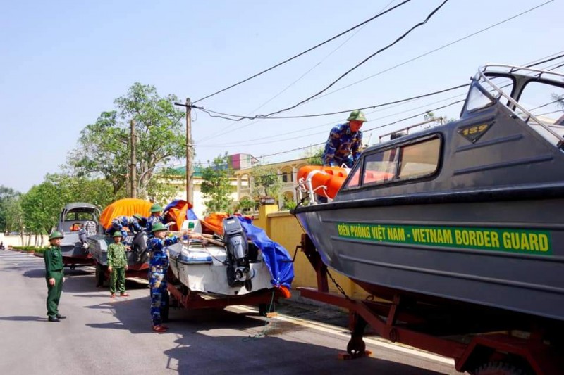 Tin nhanh - Sức gió bão số 13 giật mạnh, Hà Tĩnh căng mình đối phó