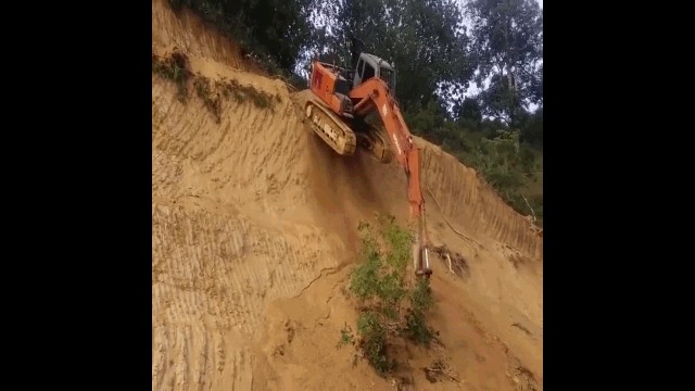 Clip: Cận cảnh pha "đổ đèo" điệu nghệ như trong phim của chiếc máy xúc
