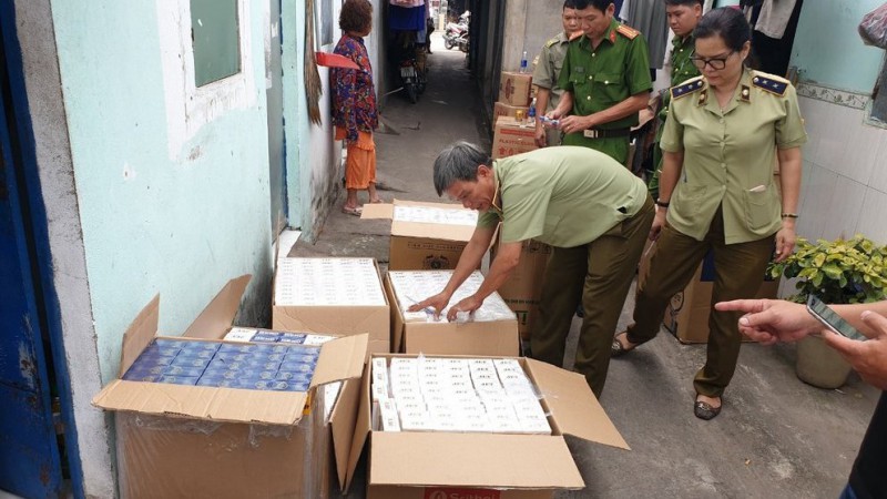 Phát hiện tụ điểm tàng trữ trên 10.000 bao thuốc lá nhập lậu