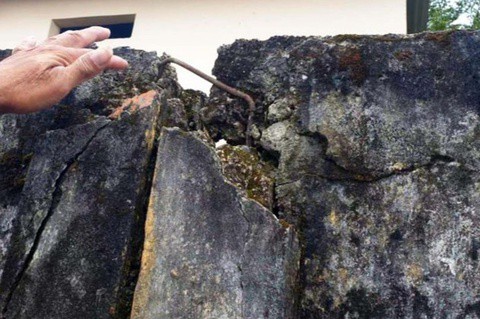 Tường rào bê tông nứt toác, hơn 600 học sinh sống trong sợ hãi