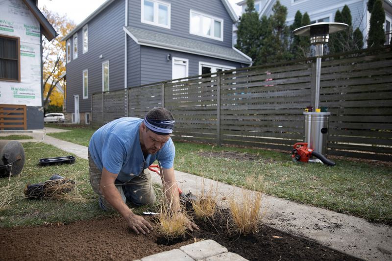 Người dân Chicago cải tạo sân sau nhà để dễ "hòa nhập xã hội"