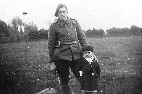 Pháp tưởng niệm anh hùng kháng chiến 6 tuổi Marcel Pinte