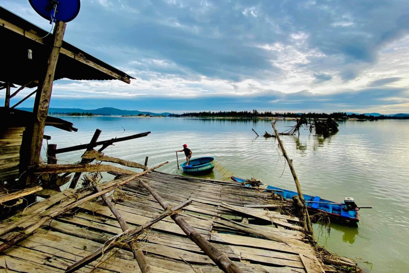 Cầu gỗ nổi tiếng ở Phú Yên bị bão đánh sập