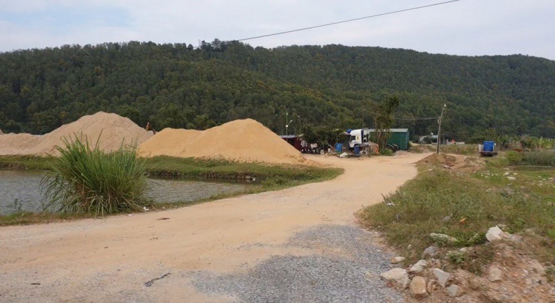 Núi cát “trồng” cạnh QL 1A (Thanh Hóa): Chính quyền địa phương “bất lực” hay nể nang “quan hệ”?