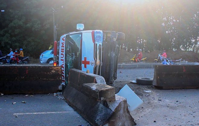 Bất ngờ xe cấp cứu tông dải phân cách lật ngang, hai người bị thương