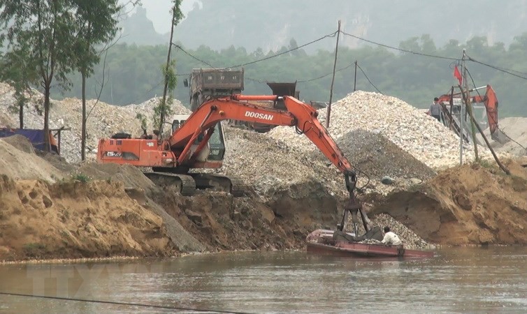 Phạt 190 triệu đồng đối với hành vi khai thác sỏi, xây dựng kè trái phép