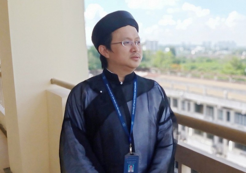 Thầy giáo TP.HCM mặc áo dài mỗi khi đi dạy