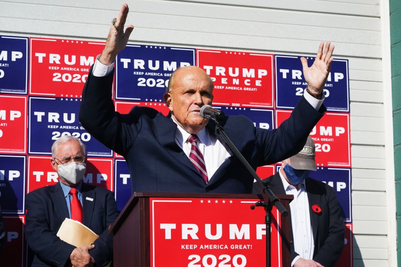 Một ngày khổ sở của luật sư Tổng thống Trump trước tòa