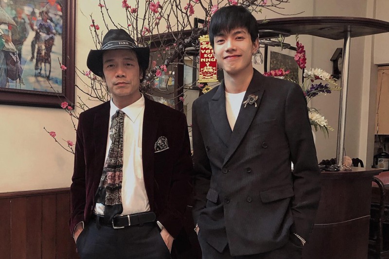 Nam người mẫu Hà Nội mặc đồ đôi sành điệu với cha