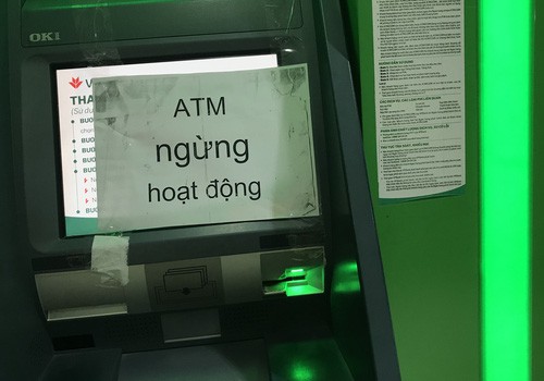 25 tháng Chạp, ATM ở Sài Gòn đồng loạt nghỉ Tết, chạy cả đêm vẫn không rút được tiền lương, thưởng về quê