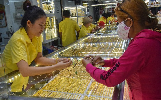 Giá vàng hôm nay 11-2: Tiếp tục tăng mạnh, USD còn suy yếu