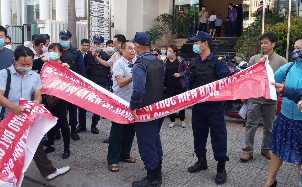 Khách mua đất đi đòi sổ đỏ bị bảo vệ ngăn cản, Chủ tịch HĐQT không xuất hiện