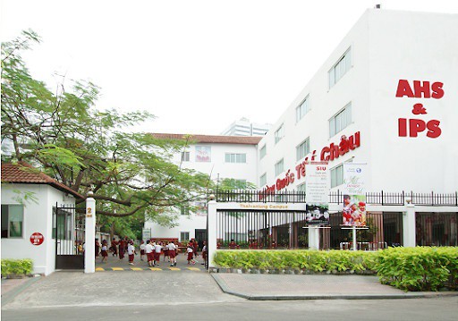Phụ huynh phản đối tăng học phí, con bị trường quốc tế cho thôi học