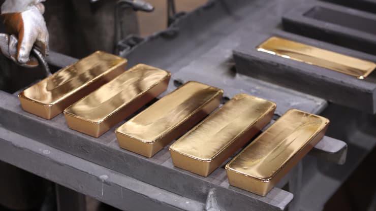 Giá vàng giằng co mốc 1.800 USD/oz, USD tự do tiếp tục đi xuống