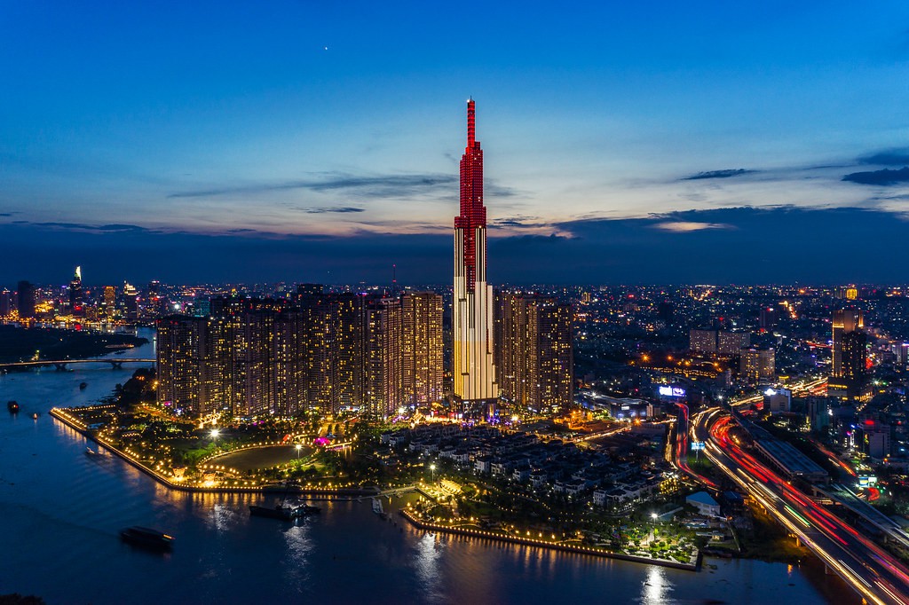 Việt Nam trước ngã ba đường: Dập dịch hay sống chung?