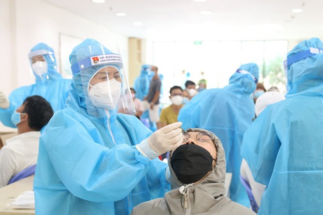 Covid-19 có thể lây từ tay người lấy mẫu xét nghiệm hay không?