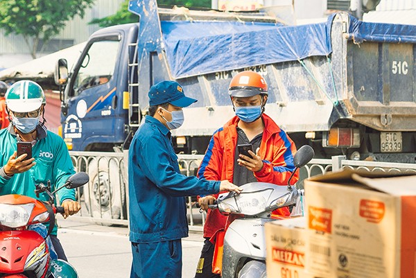 TP.HCM: Nới thêm thời gian lưu thông cho shipper, nhân viên siêu thị...