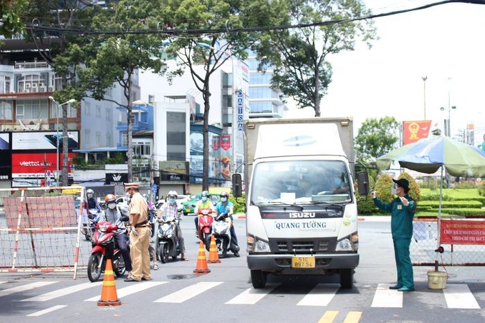 Người dân tại TPHCM ra đường trong 2 ngày qua bắt đầu tăng