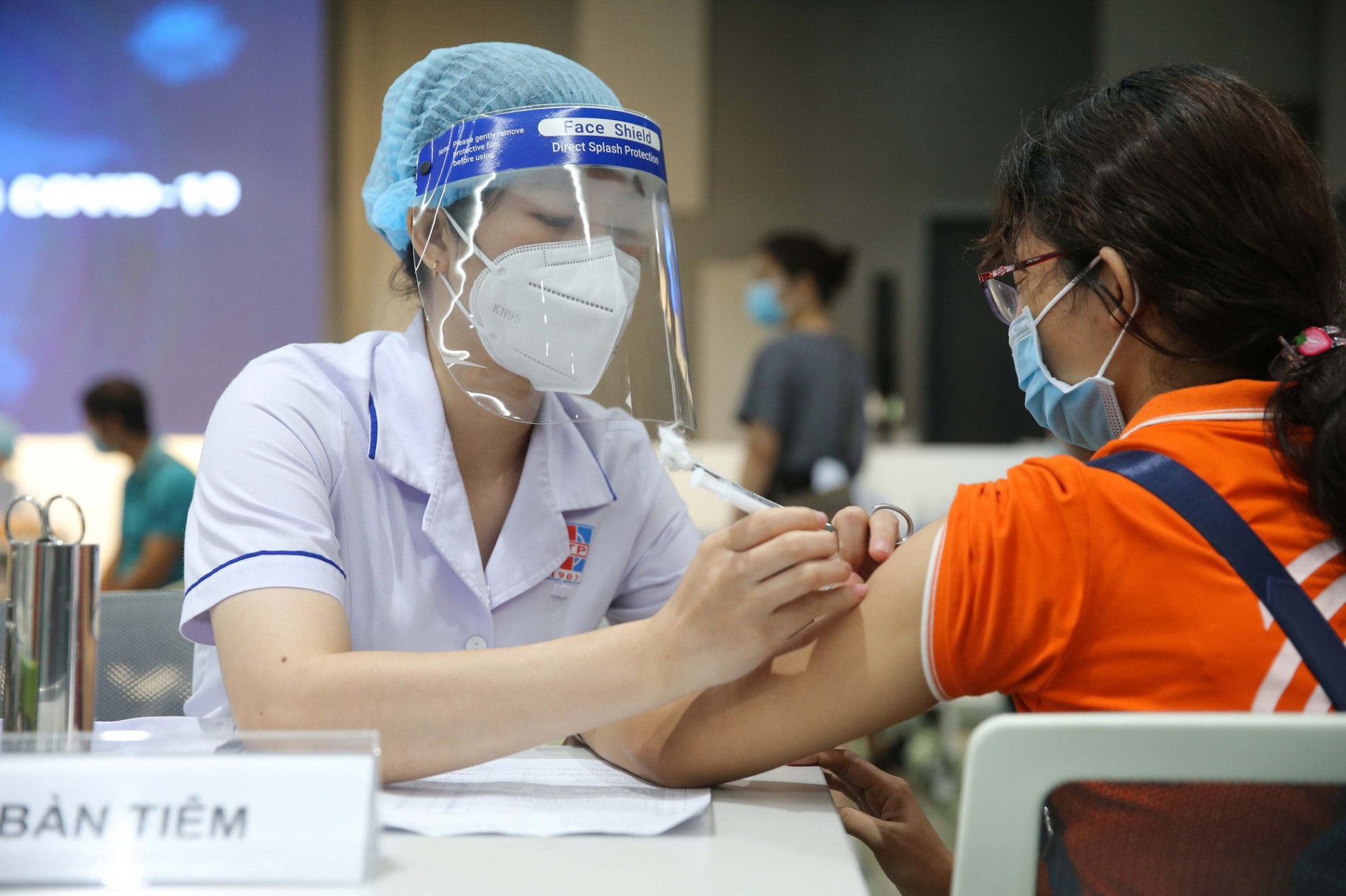Vì sao vắc xin Covid-19 không có tác dụng mãi mãi?