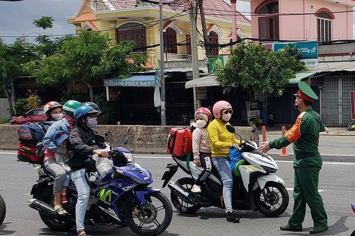 Đề xuất không để người dân ở TP.HCM và 3 tỉnh lân cận tự phát về quê sau 30-9