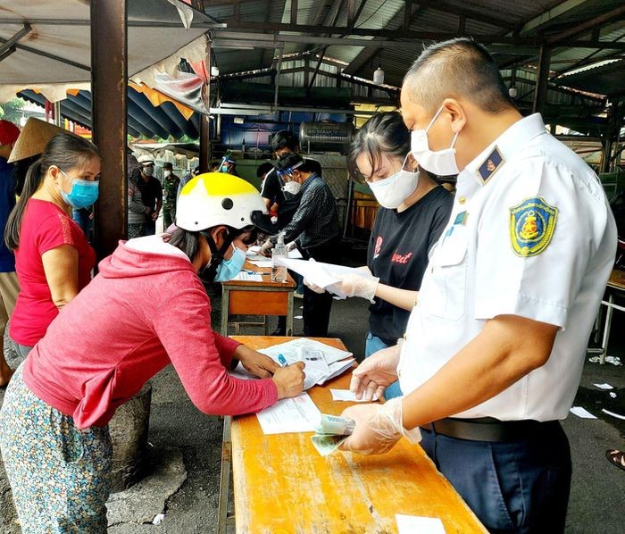 TP Hồ Chí Minh: Người dân kêu bị bỏ sót, phường lo chính sách bị lợi dụng