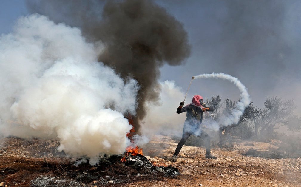 7 ngày qua ảnh: Người Palestine quăng lựu đạn hơi cay về phía cảnh sát Israel