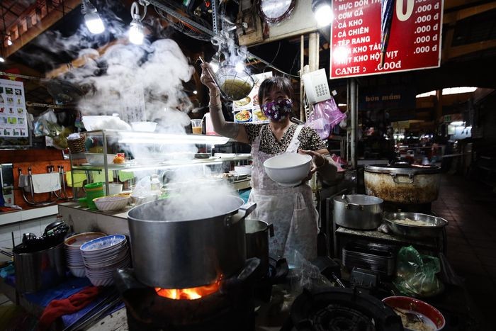 Quán ăn, chợ luôn được mở cửa dù có dịch