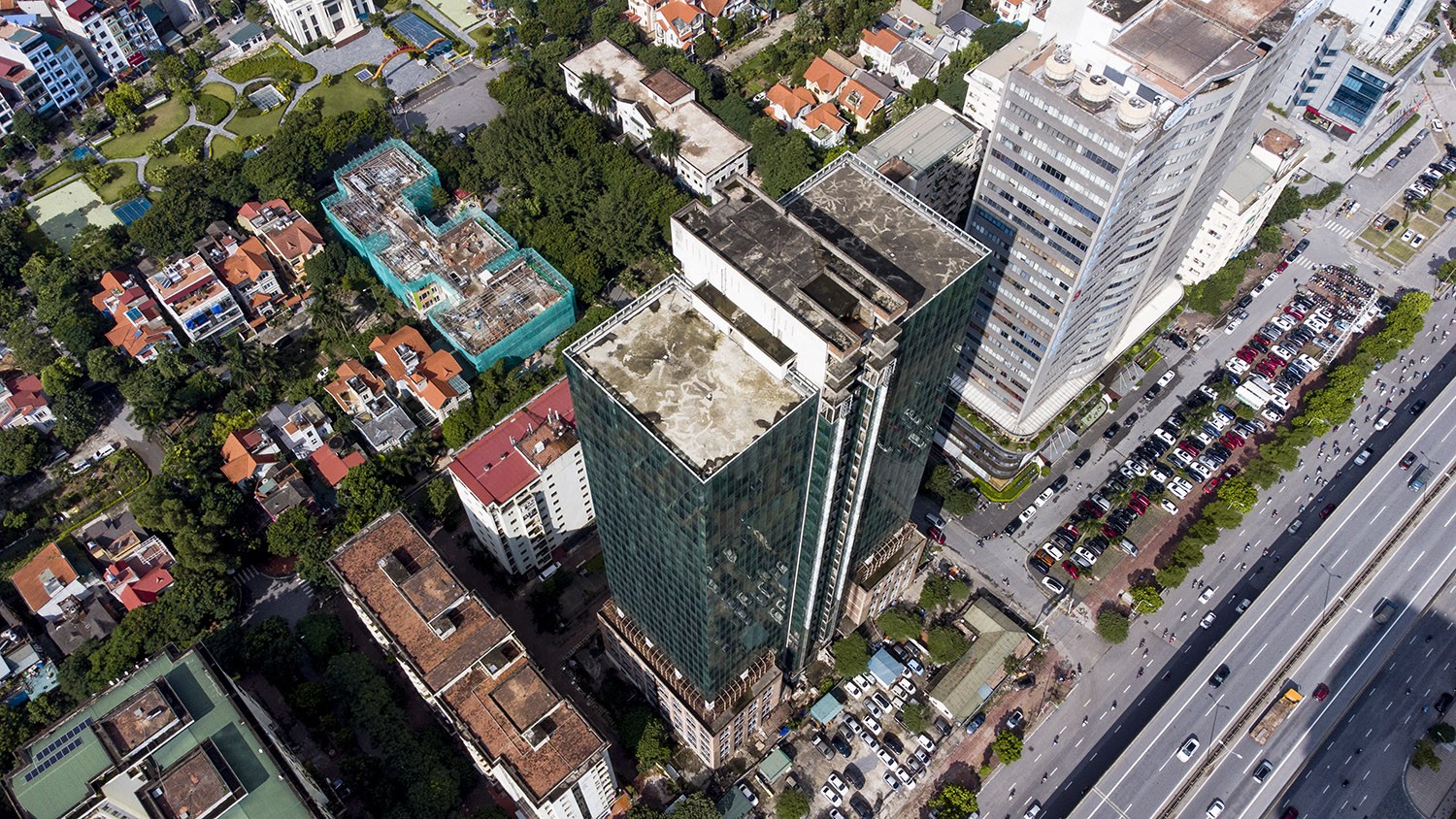 Cao ốc Apex Tower 15 triệu USD bỏ hoang trên đường Vành đai 3