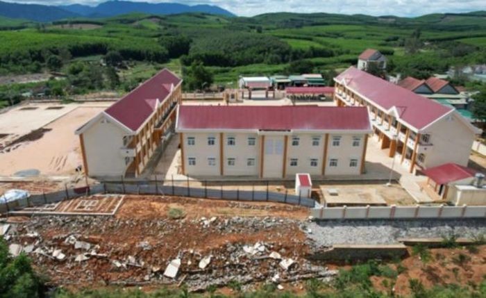 Sớm làm rõ nguyên nhân tường rào trường bán trú THCS Võ Nguyên Giáp đổ sập