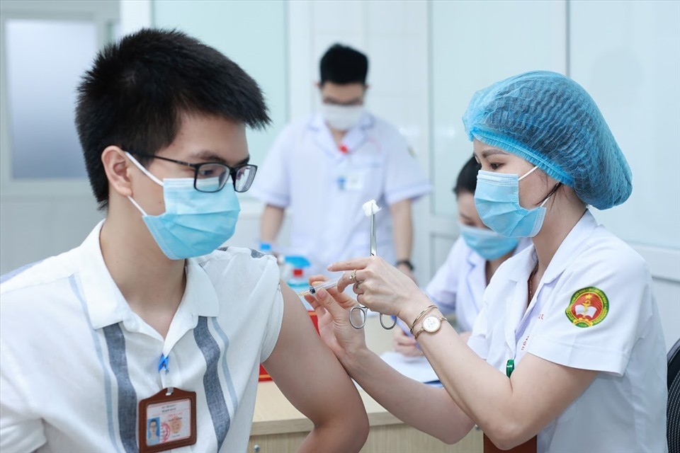 Việt Nam tiêm loại vaccine phòng COVID-19 nào cho người dưới 18 tuổi?