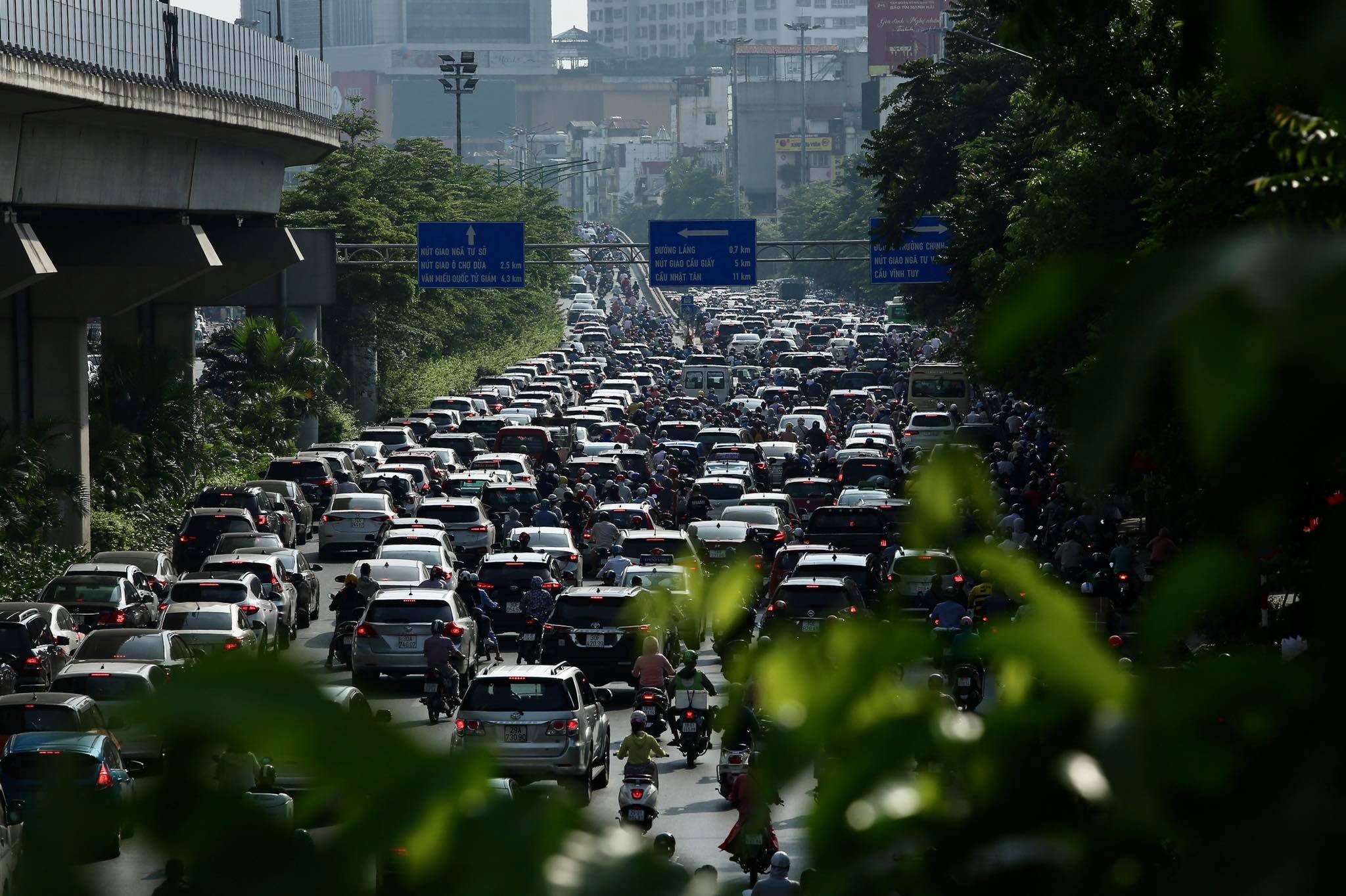 Hà Nội thu phí ô tô vào nội đô, đường phố có hết tắc?