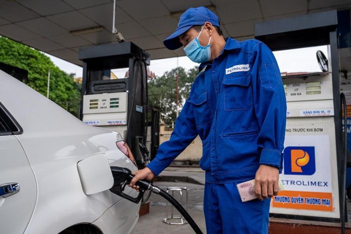 'Hạ nhiệt' giá xăng trong nước thế nào?