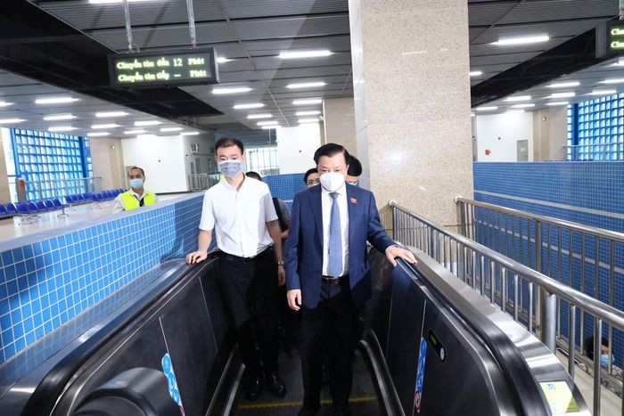 Người dân thích thú trải nghiệm đi tàu Cát Linh - Hà Đông, Bí thư Hà Nội là một trong số khách đầu tiên
