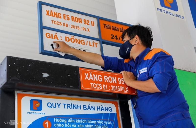 Thả nổi hay ghìm giá xăng dầu?