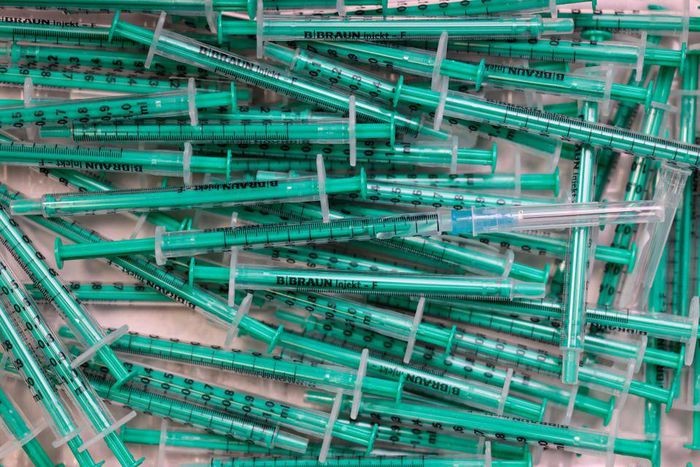 Thế giới có thể thiếu 1-2 tỷ ống tiêm vaccine Covid-19 vào năm 2022