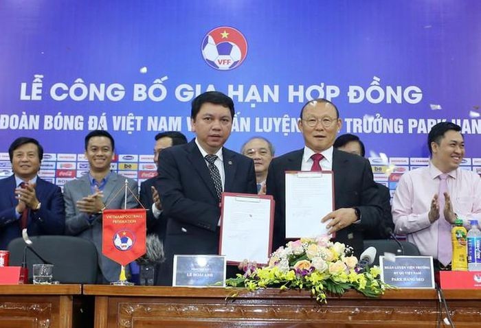 VFF chính thức gia hạn hợp đồng với HLV Park Hang-seo