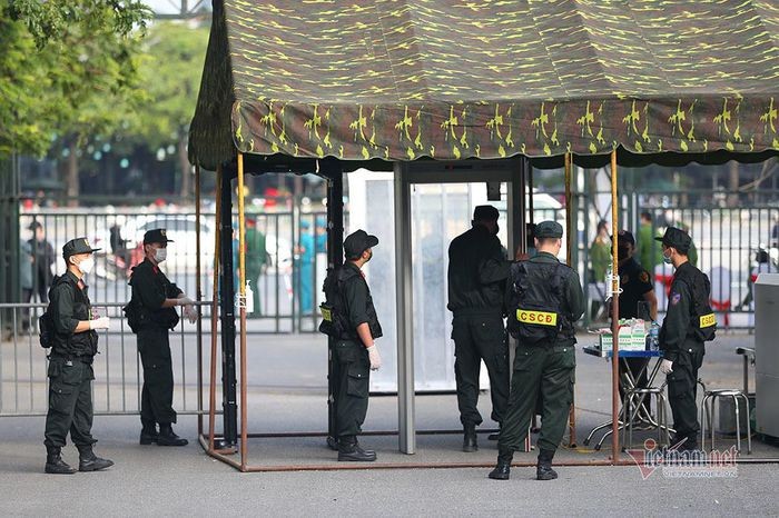 An ninh kiểm tra từng người, nhiều CĐV không được vào sân Mỹ Đình
