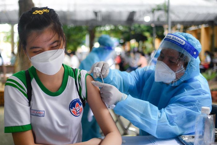 Phân bổ vaccine để tiêm đủ 2 mũi cho tất cả người trên 12 tuổi