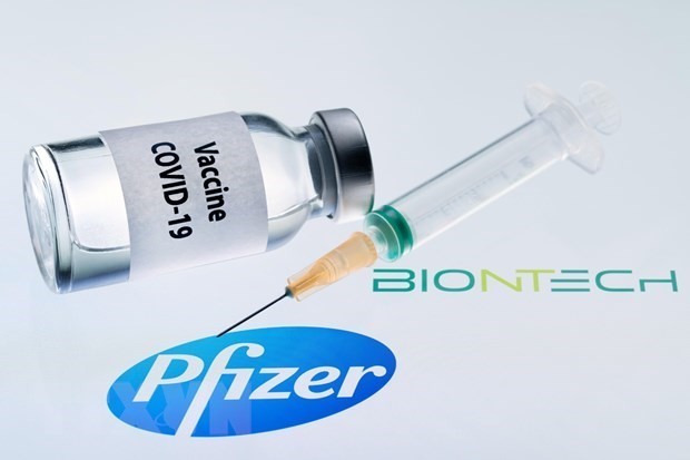 Biến thể Omicron có thể 'né tránh một phần' vaccine của Pfizer