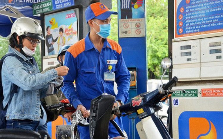 Giá xăng giảm mạnh nhất trong vòng 21 tháng